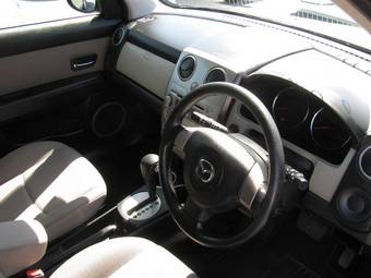 2005 Mazda Verisa Photos