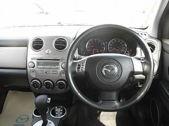 2005 Mazda Verisa Pictures