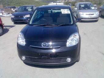 2005 Mazda Verisa Pictures