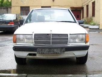 1986 Mercedes-Benz 190 Pictures