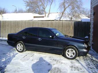 2000 Mercedes-Benz E-Class Pictures