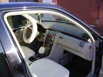 2000 Mercedes-Benz E-Class Photos