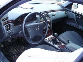 2000 Mercedes-Benz E-Class Pictures