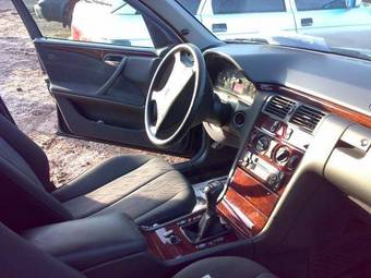 2000 Mercedes-Benz E-Class Photos