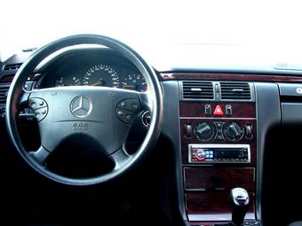 2000 Mercedes-Benz E-Class Photos