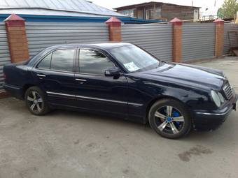 2000 Mercedes-Benz E-Class Photos