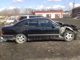 2000 Mercedes-Benz E-Class Photos