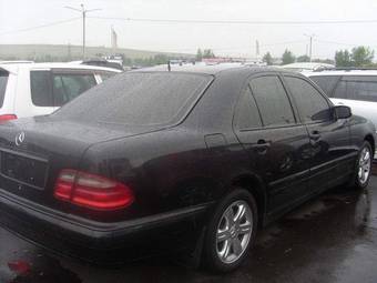 2000 Mercedes-Benz E-Class Pics