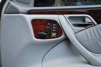2000 Mercedes-Benz E-Class Pictures