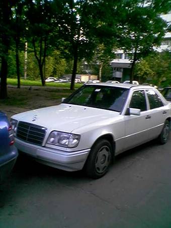 1993 Mercedes-Benz E220