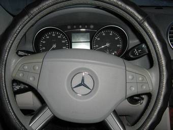 2005 Mercedes-Benz M-Class Pictures
