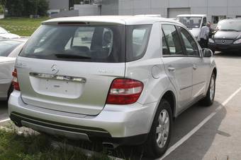 2005 Mercedes-Benz ML-Class Pictures