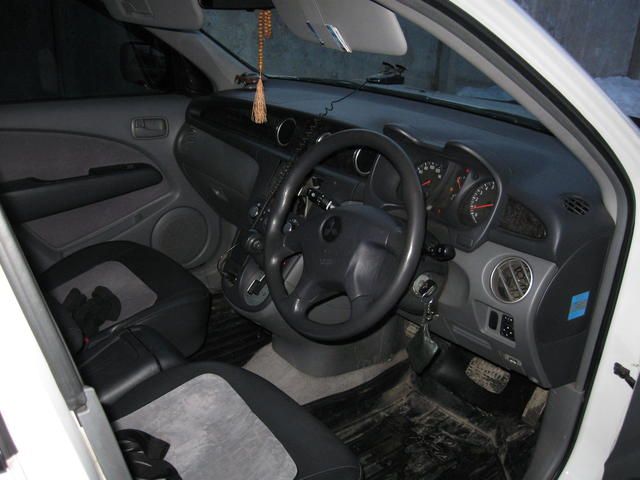 2001 Mitsubishi Airtrek