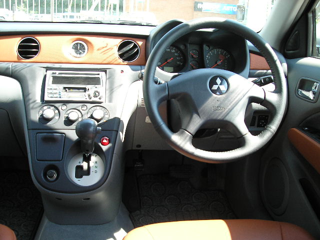 2001 Mitsubishi Airtrek Images