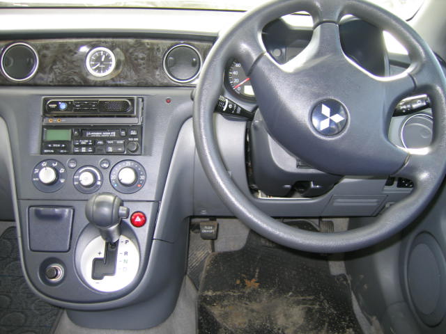 2001 Mitsubishi Airtrek Photos