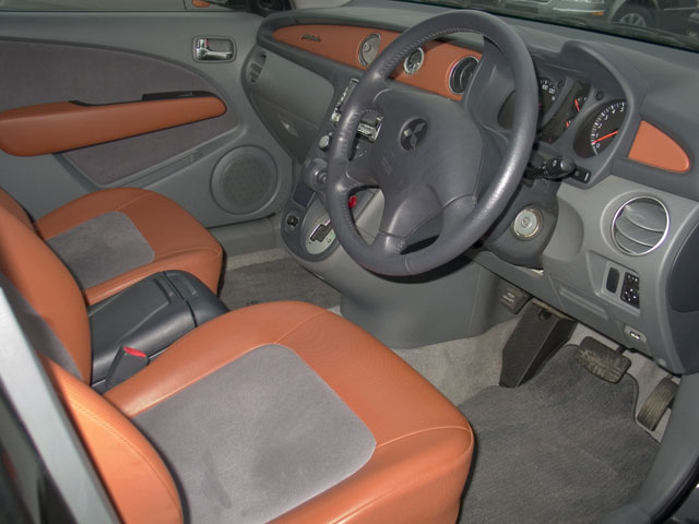 2001 Mitsubishi Airtrek Photos