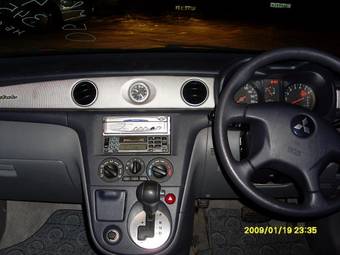 2001 Mitsubishi Airtrek Pictures