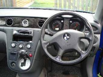 2001 Mitsubishi Airtrek Pics
