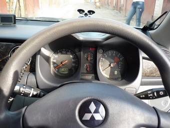 2001 Mitsubishi Airtrek Pictures