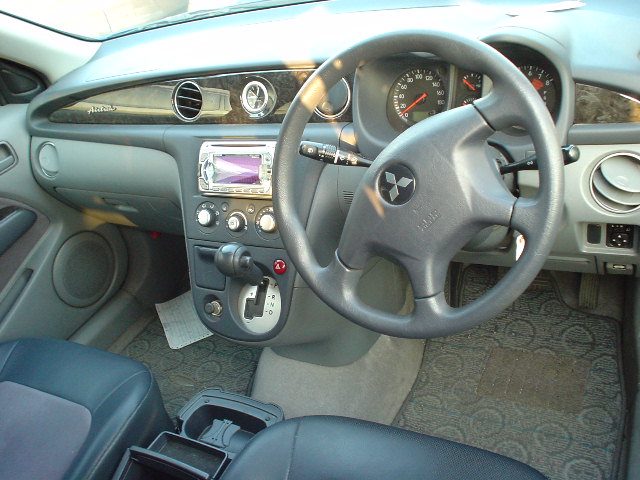 2002 Mitsubishi Airtrek Pics