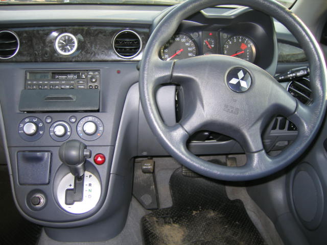 2002 Mitsubishi Airtrek Images