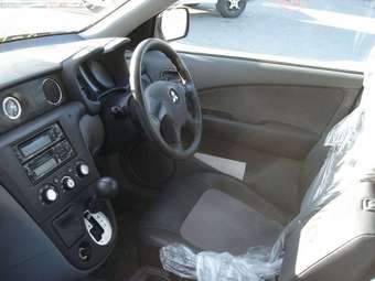 2002 Mitsubishi Airtrek Pictures