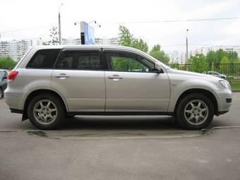 2002 Mitsubishi Airtrek Pics