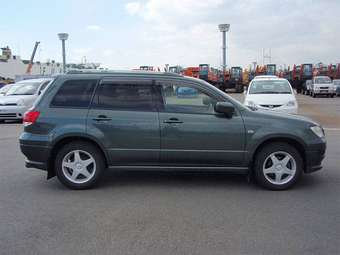 2003 Mitsubishi Airtrek Photos