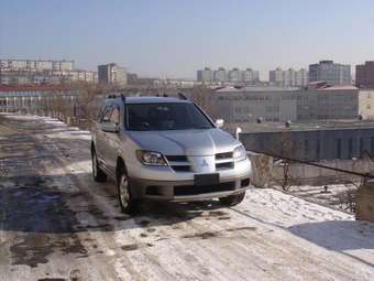 2003 Mitsubishi Airtrek Photos
