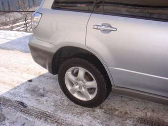 2003 Mitsubishi Airtrek Images