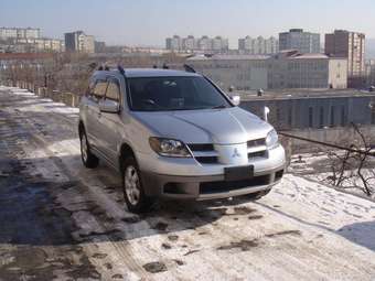 2003 Mitsubishi Airtrek Pictures