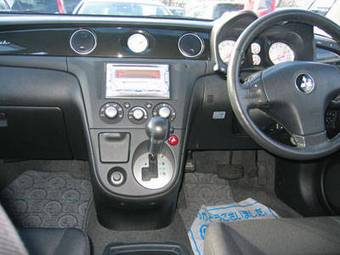 2003 Mitsubishi Airtrek Pics
