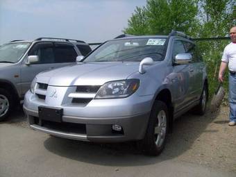 2003 Mitsubishi Airtrek Pictures