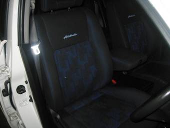 2003 Mitsubishi Airtrek Images