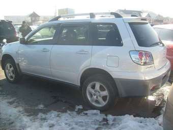 2004 Mitsubishi Airtrek Pictures