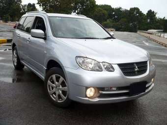 2004 Mitsubishi Airtrek Images