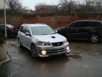 2004 Mitsubishi Airtrek Images