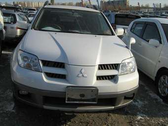 2004 Mitsubishi Airtrek Images