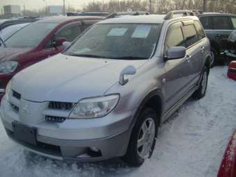2004 Mitsubishi Airtrek Photos