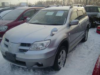 2004 Mitsubishi Airtrek Pictures