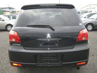 2004 Mitsubishi Airtrek Pics
