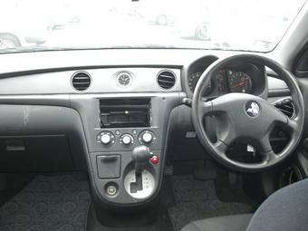 2004 Mitsubishi Airtrek Images