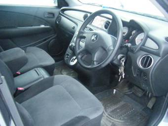 2004 Mitsubishi Airtrek Pictures
