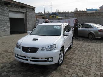 2004 Mitsubishi Airtrek Pictures