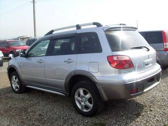 2004 Mitsubishi Airtrek Pictures