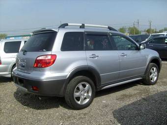 2004 Mitsubishi Airtrek Photos