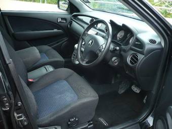 2004 Mitsubishi Airtrek Pictures