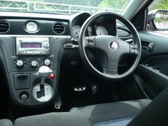 2004 Mitsubishi Airtrek Images