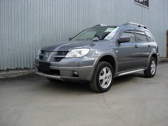 2004 Mitsubishi Airtrek Photos