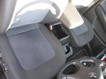 2004 Mitsubishi Airtrek Images